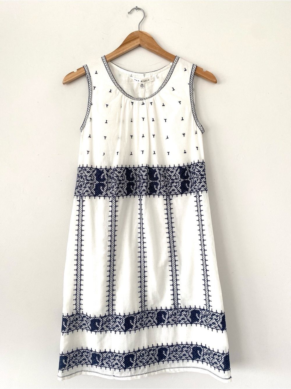 Max Studio White and Navy Embroidered Sleeveless Shift Dress XS Dainty Coastal